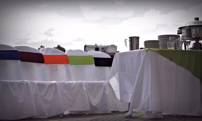 Alquiler de sillas, mesas, manteles, loza y carpas &ndash; Alkila.