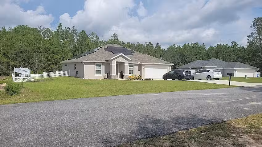 Casas y Apartamentos